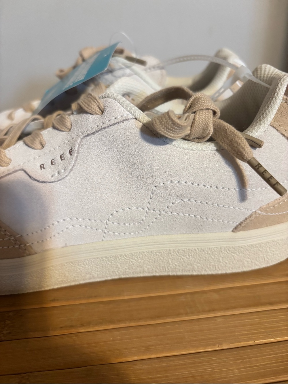 *NWT* Reef Boardwalk Callie Suede Sneakers. Size: 9.5 - Picture 5 of 8